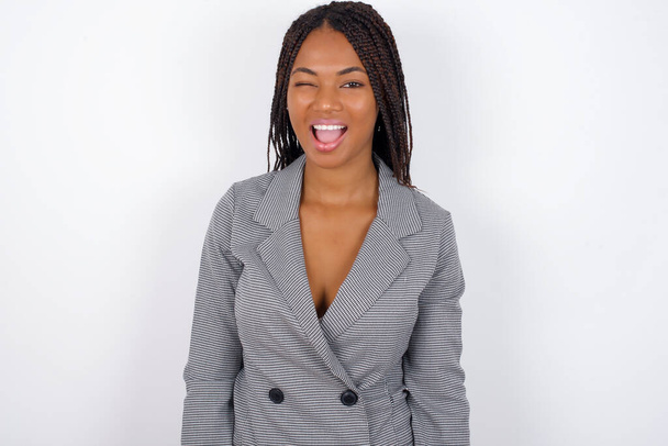  fiatal gyönyörű afro-amerikai üzletasszony pislogó szemét öröm, amelynek boldog kifejezés. Arckifejezések és az emberek érzelmeinek fogalma. - Fotó, kép