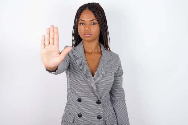  jovem afro-americana empresária fazendo parar gesto com palma da mão. Expressão de alerta com gesto negativo e grave no rosto. - Foto, Imagem