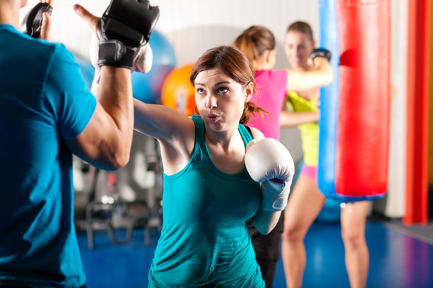 Mulher Kick boxer chutando-a
 - Foto, Imagem