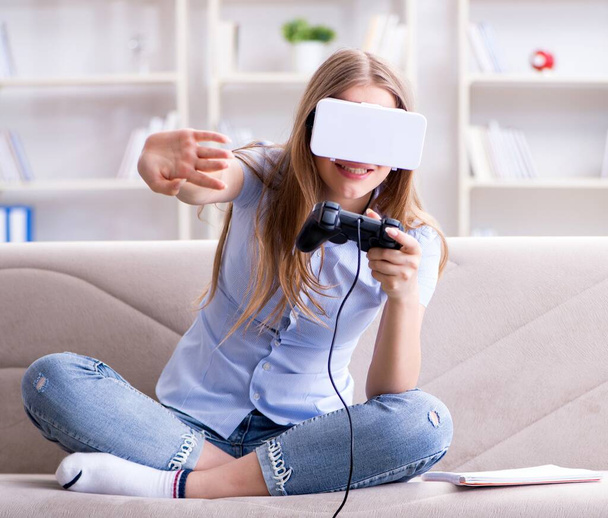 Chica joven jugando juegos de realidad virtual - Foto, Imagen