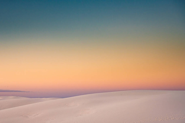 Pastel Sky Fades To Purple At The Horizon Above Sand Dune Ridges in White Sands National Park - Фото, зображення