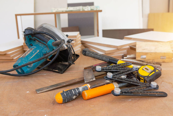 Verschiedene Werkzeuge auf dem Holztischhintergrund, Verschiedene Bauwerkzeuge mit Handwerkzeugen für die Hausrenovierung auf Holzbrettern Wartungs- und Reparaturkonzept. - Foto, Bild