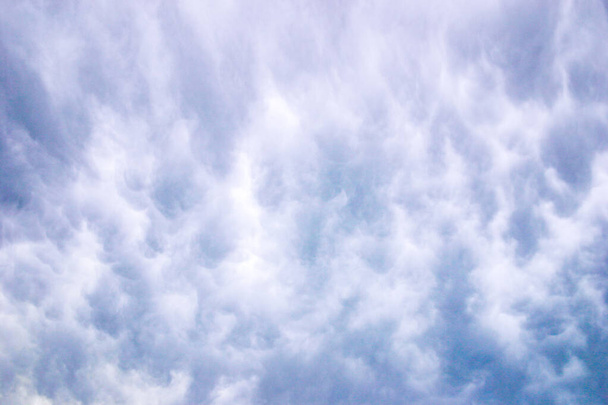 Δυσοίωνα μοτίβα νεφών σε έναν συννεφιασμένο ουρανό - Φωτογραφία, εικόνα