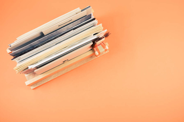 soporte de madera de archivos y documentos aislados sobre fondo naranja con espacio libre - Foto, Imagen