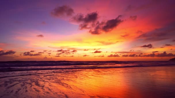 Színes ég naplemente vagy napkelte Égő színes ég és ragyogó hullámok összeomlik a homokos parton Gyönyörű fény visszaverődés a tenger felszínén Csodálatos táj vagy tengeri természet szürkület háttér - Felvétel, videó