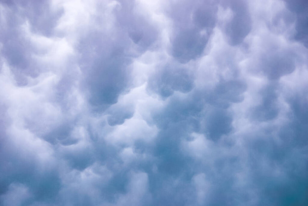 Gris oscuro burbujeante nubes tormentosas patrones y texturas - Foto, Imagen