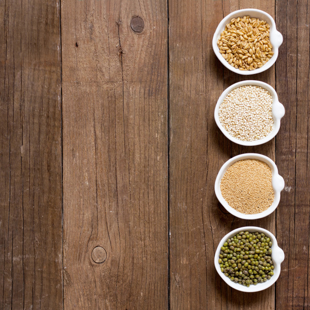 Amaranto orgânico bruto e grãos de quinoa, trigo e feijão-mungo
 - Foto, Imagem