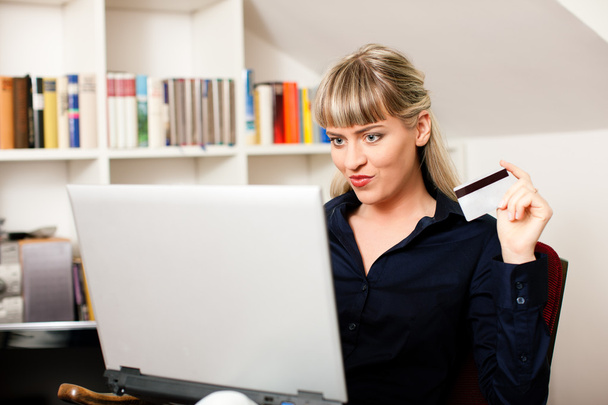 γυναίκα που κάθεται με ένα φορητό υπολογιστή σε - Φωτογραφία, εικόνα