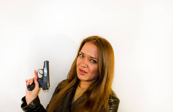 young beautiful woman with a gun - Zdjęcie, obraz