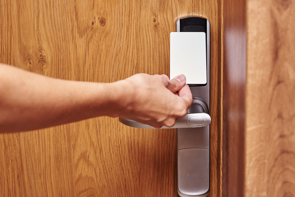 Χειροκίνητη ψηφιακή κλειδαριά πόρτας με κλειδί κάρτας - Φωτογραφία, εικόνα
