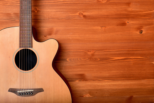 κινηματογράφηση σε πρώτο πλάνο Δυτική κιθάρα σε ξύλινα φόντο - Φωτογραφία, εικόνα