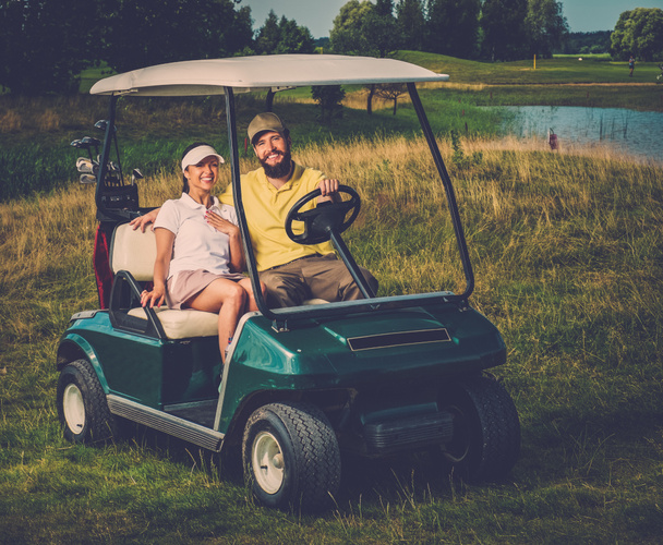 Glückliches Paar fährt Golf-Cart  - Foto, Bild