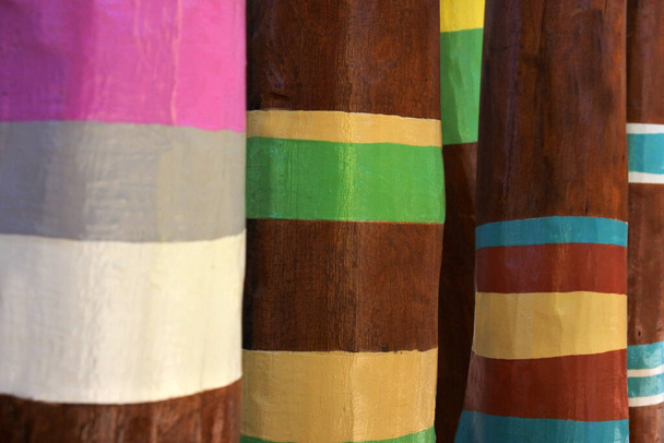Kolorowe drewniane słupy abstrakcyjne, tło i faktura. - Zdjęcie, obraz