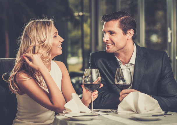 Couple gai dans un restaurant avec des verres de vin rouge
 - Photo, image