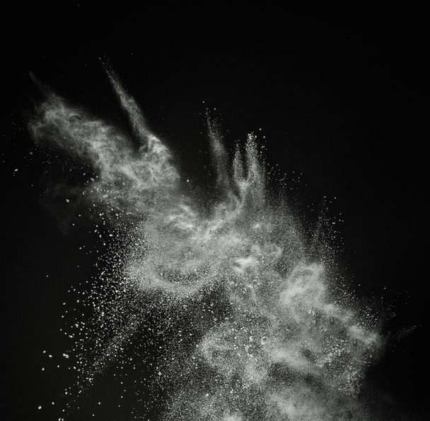 wit poeder exploderende geïsoleerd op zwart - Foto, afbeelding