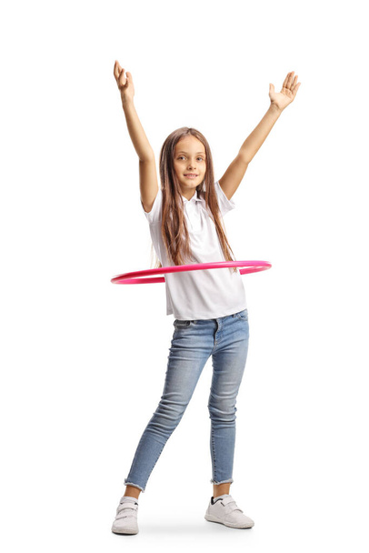 Menina feliz girando um aro hula isolado no fundo branco - Foto, Imagem