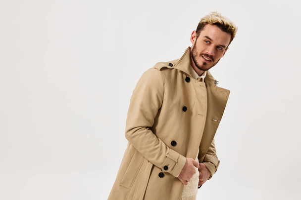 guapo hombre beige abrigo estudio atractivo look moderno estilo aislado fondo - Foto, imagen