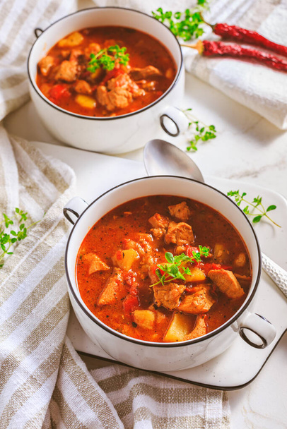 Βοδινή σούπα γκούλας - χορταστική Ουγγρική σούπα κρέατος και λαχανικών καρυκευμένη με πάπρικα σε λευκό φόντο - Φωτογραφία, εικόνα