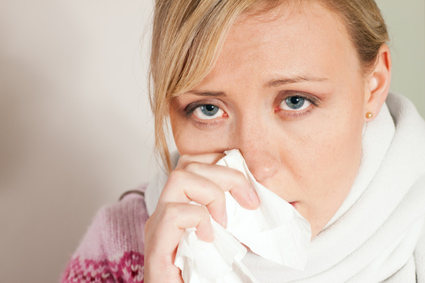 Femme avec une grippe ou un rhume ayant
 - Photo, image