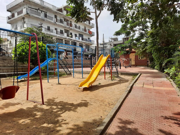 Gros plan d'équipements sportifs pour enfants colorés dans un parc pour jouer à loisir. - Photo, image