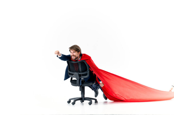 άνθρωπος με κόκκινο μανδύα στο γραφείο διευθυντής καρέκλα στούντιο superhero - Φωτογραφία, εικόνα