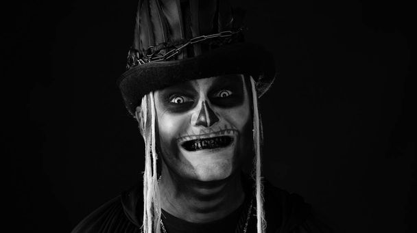 Sinistre homme au crâne maquillé ouvrant la bouche et montrant des dents noires sales. squelette Halloween - Photo, image