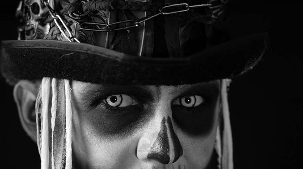zbliżenie strzał z straszne człowiek w szkielet Halloween makijaż otwieranie oczy i patrząc upiorny w aparat - Zdjęcie, obraz