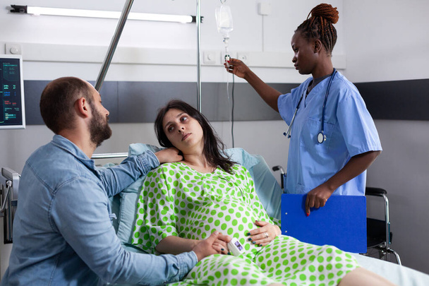 Пара с беременностью в ожидании родов - Фото, изображение