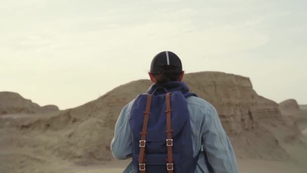 asiatischer Wanderer mit Rucksack auf Berg oder Hügel - Filmmaterial, Video