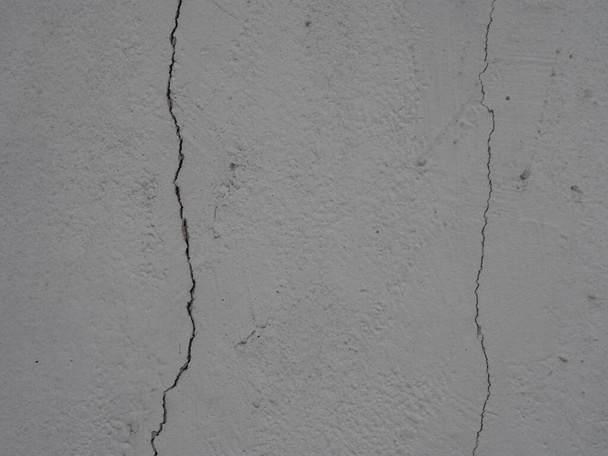 fissure sur mur de ciment couleur grise polie nue et surface lisse texture béton matériau vintage fond détail architecte construction briques murs plâtrés et peints - Photo, image