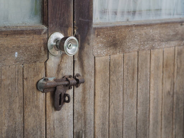 Kapı tokmağı ve eski paslı kilit anahtarı ahşap kapıda. - Fotoğraf, Görsel