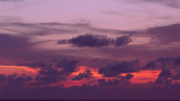 Time lapse Impresionante colorido Majestuoso paisaje al atardecer Hermosa luz de la naturaleza cielo nuboso y nubes alejándose rodando 4k Dramáticas nubes al atardecer Timelapse de filmación Fantástico mar al atardecer natural - Imágenes, Vídeo