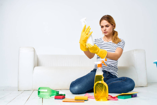 donna vicino al divano detergente stracci spugne guanti protettivi - Foto, immagini