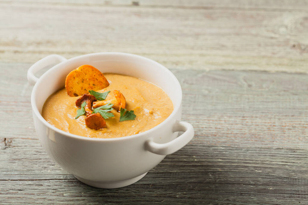 Delicious soup, cream with mushroom chanterelles. Front view - Foto, Imagen