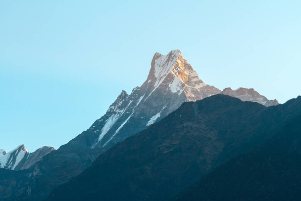 Mount Machapuchare (Vissenstaart) bij zonsopkomst op weg naar Chomrong. Annapurna Conservation Area, Himalaya, Nepal. - Foto, afbeelding