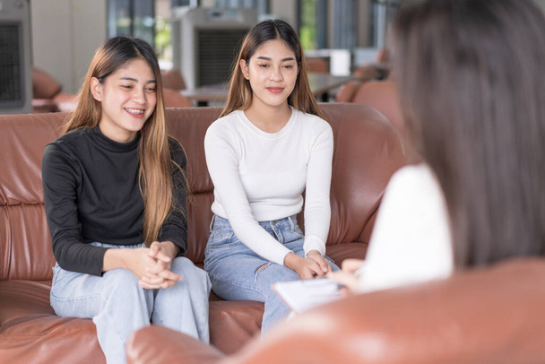 Mujer asiática joven con problemas de salud mental reunirse con psicólogo para consultar y terapia mental. Concepto de psicología y terapia mental - Foto, imagen
