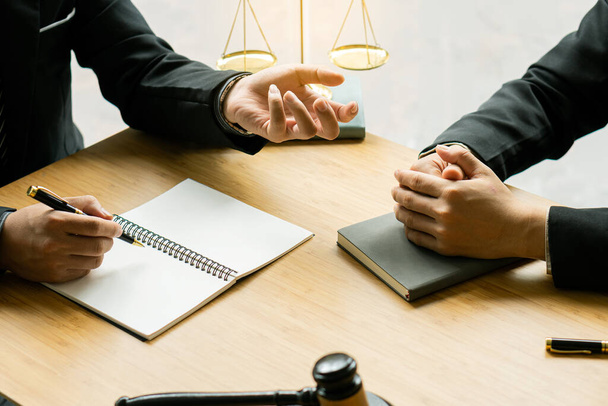 Consulting of business women and male lawyers or judges counselors with team meetings with clients with the Judge's Hammer and the Scales of Justice. Legal Service Concept - Fotoğraf, Görsel