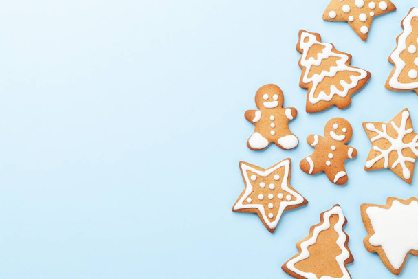 Χριστουγεννιάτικη κάρτα με μπισκότα μελόψωμο σε μπλε φόντο. Top view επίπεδη θέσει με χώρο για τους χαιρετισμούς Χριστούγεννα - Φωτογραφία, εικόνα