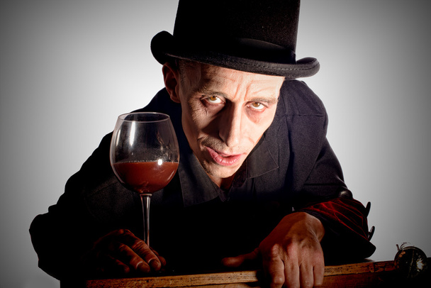 Mann verkleidet als Dracula zu Halloween - Foto, Bild