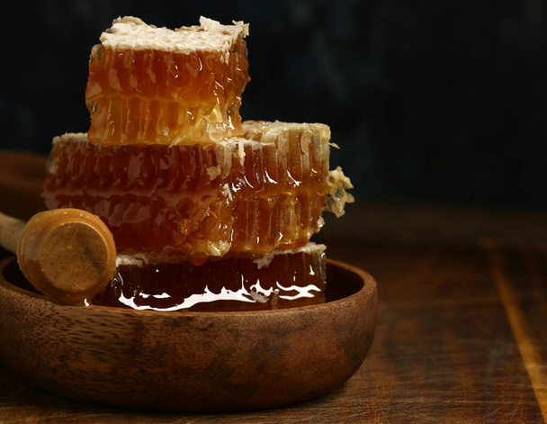 voštinové plástve na dřevěném talíři med sladký - Fotografie, Obrázek