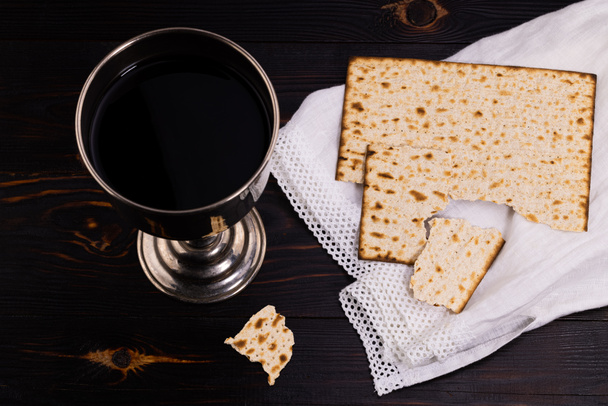 pyhä ehtoollinen malja viinin, leivän ja Raamatun kanssa. Herran ehtoollinen.. - Valokuva, kuva