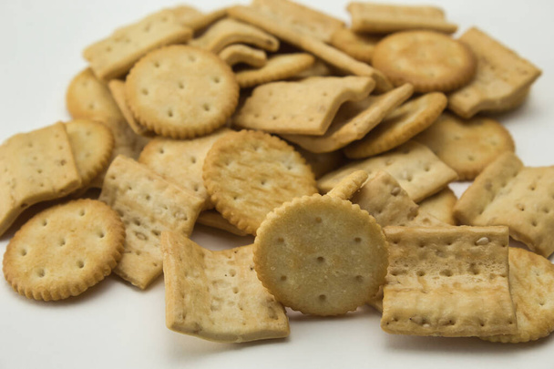 крупним планом солоне квадратне і кругле печиво на білому тлі
 - Фото, зображення