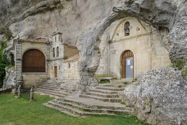 Grotta Hermitage di San Bernabe, Ojo Guarena, Espinosa de los Monteros, Castilla y Leon, Spagna - Foto, immagini