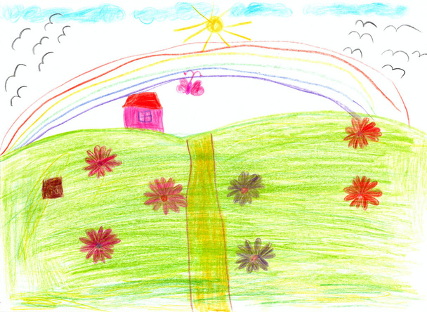 Alegría niños dibujando con arco iris y flores en la colina. Dibujo de niño con flores y arco iris de colores. Verano por los ojos de los niños. Dibujo infantil. Arte infantil - Foto, imagen