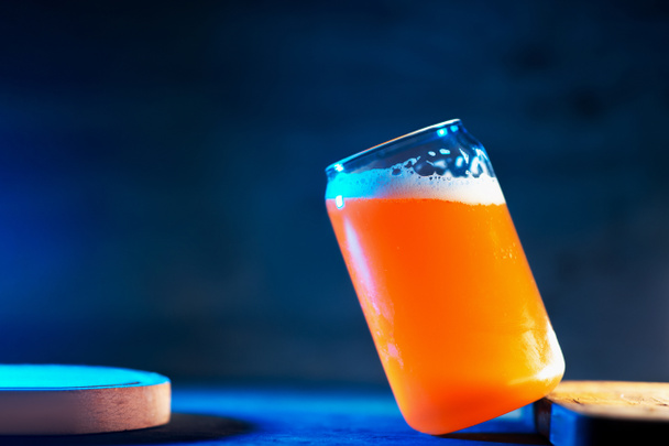 A stylish glass of craft beer on a dark blue background. Indian pale ale - Φωτογραφία, εικόνα
