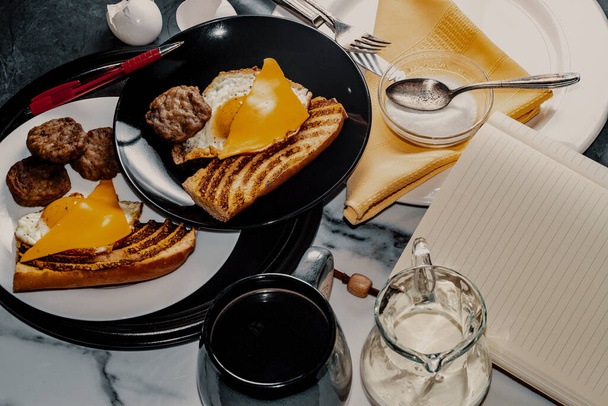 Autores portátil y sándwich de desayuno - Foto, Imagen