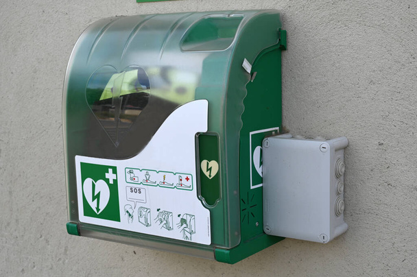 Defibrillatore pubblico francese in primo piano - Foto, immagini