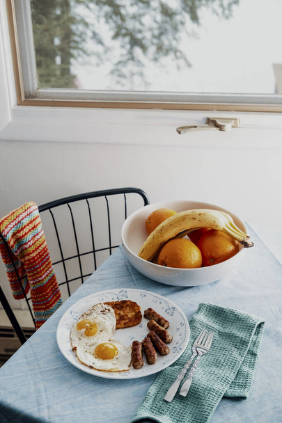 Полный американский завтрак два жареных солнечных гарнир яйца колбасы и оладьи - Фото, изображение