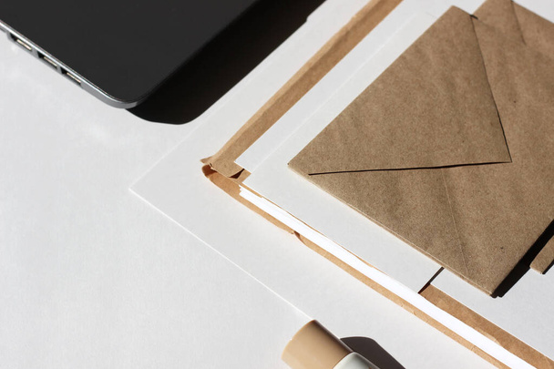 Minimal Business Mockup with Envelopes, Laptop, Papers. Freelance Work at Home. - Φωτογραφία, εικόνα
