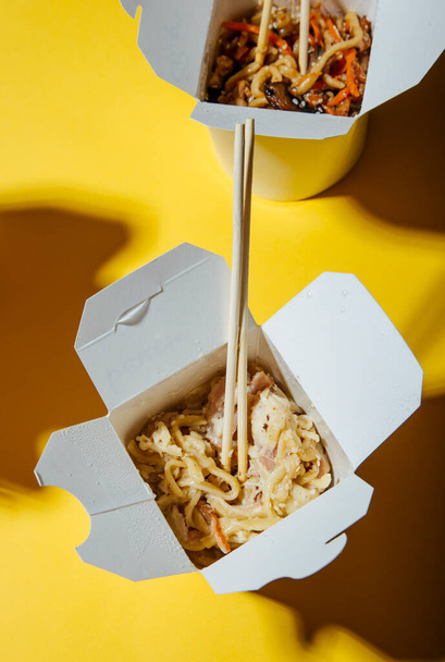 close up view of delicious asian food in paper boxes - Zdjęcie, obraz